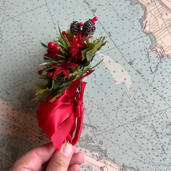Vintage Plastic Holly Christmas Corsage / Boutonniere - Picture 3 of 5